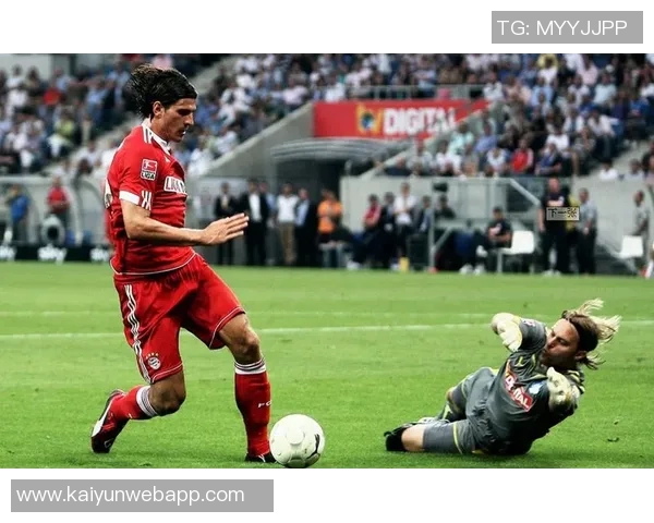 足球球星穿搭亮点：专注袜套设计与风格，展现个人特色与竞技态度